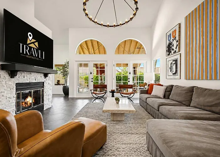 New Royal Palms Retreat With Pool & Pool Table Ferienhaus