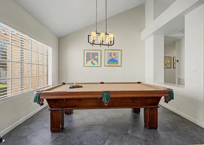 New Royal Palms Retreat With Pool & Pool Table *