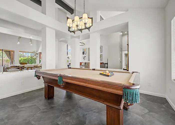 New Royal Palms Retreat With Pool & Pool Table Ferienhaus