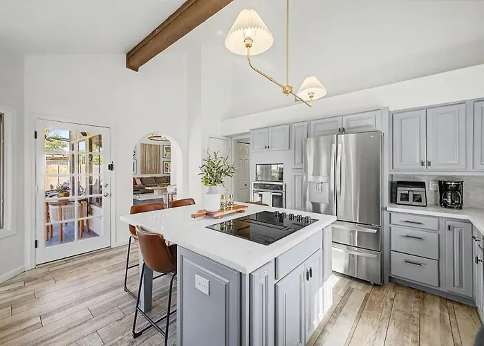 New Royal Palms Retreat With Pool & Pool Table *