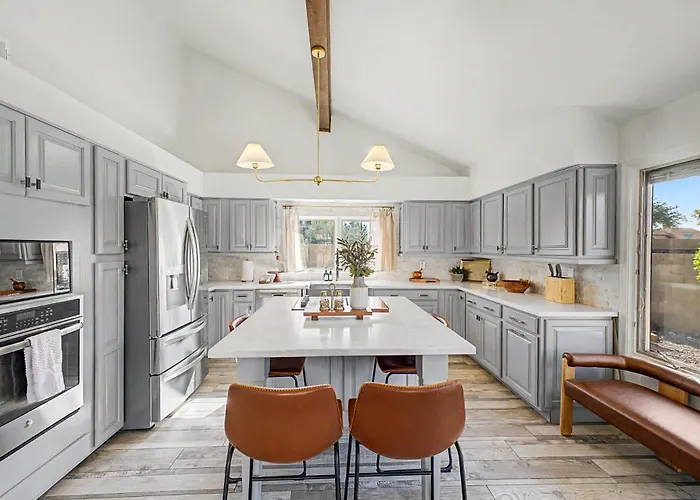 New Royal Palms Retreat With Pool & Pool Table Ferienhaus