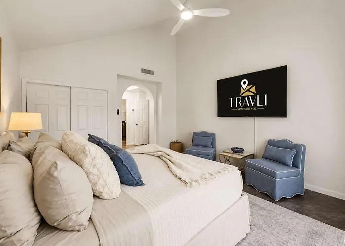 New Royal Palms Retreat With Pool & Pool Table Ferienhaus