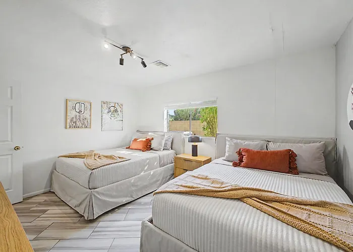 New Royal Palms Retreat With Pool & Pool Table *