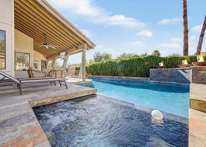 New Royal Palms Retreat With Pool & Pool Table Ferienhaus